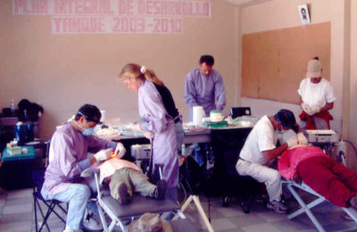 Mario and Frank operating with Mary Jo and Kate assisting. Larry at the back scrubbing dental tools. Photo by Barrie Pedroza